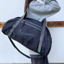 Nike运动斜挎包耐克健身包旅行包手提包女大容量包包行李袋包短途