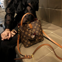 香港品牌包包女士2024新款复古真皮手提单肩水桶包质感斜跨小包包