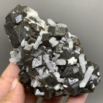 钙铁石榴石共生水晶 天然矿物晶体矿石标本收藏观赏原石摆件