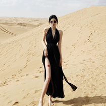三亚沙漠海边度假沙滩裙小个子露背黑色挂脖吊带连衣裙女夏季长裙