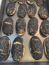 无锡【黑芝麻惠山油酥饼】纯手工制作，葱油味咸的，满满的黑芝麻