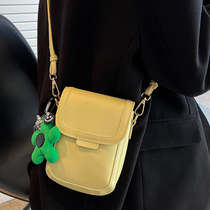 今年流行包包女士2024新款时尚质感单肩手机包迷你竖款可爱斜挎包
