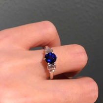 贵气逼人！轻奢日常人工蓝宝石戒指小巧皇家范儿道具影楼婚礼指环