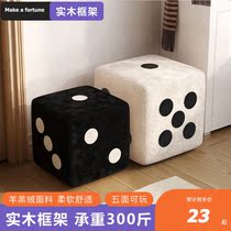 <em>网红</em>骰子可投掷羊羔绒客厅卧室装饰凳简约黑白方凳矮凳创意摆件