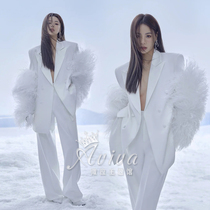 薇拉新款韩式杂志大牌形象装男人装写真拍摄服装白色鸵鸟毛女西装