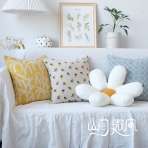 六瓣花抱枕绣花靠枕ins风雏菊花瓣花朵花型床头客厅沙发靠黄色