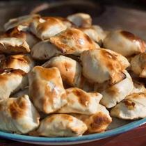 新疆正宗维吾尔烤包子羊肉牛肉馅馕坑传统小吃6个/12个/24个